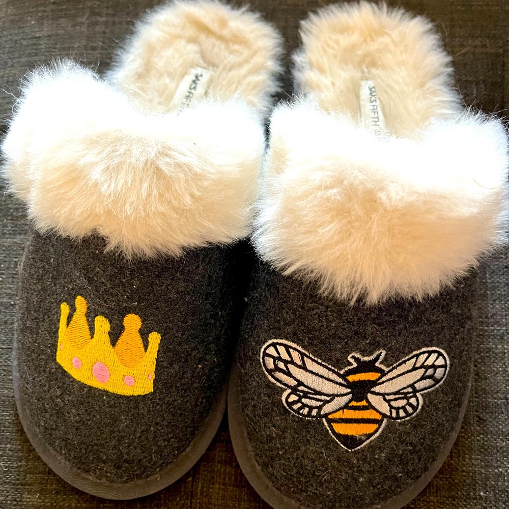 Queen Bee furry indoor slippers Saks 5th Avenue, size 5/6 great condition